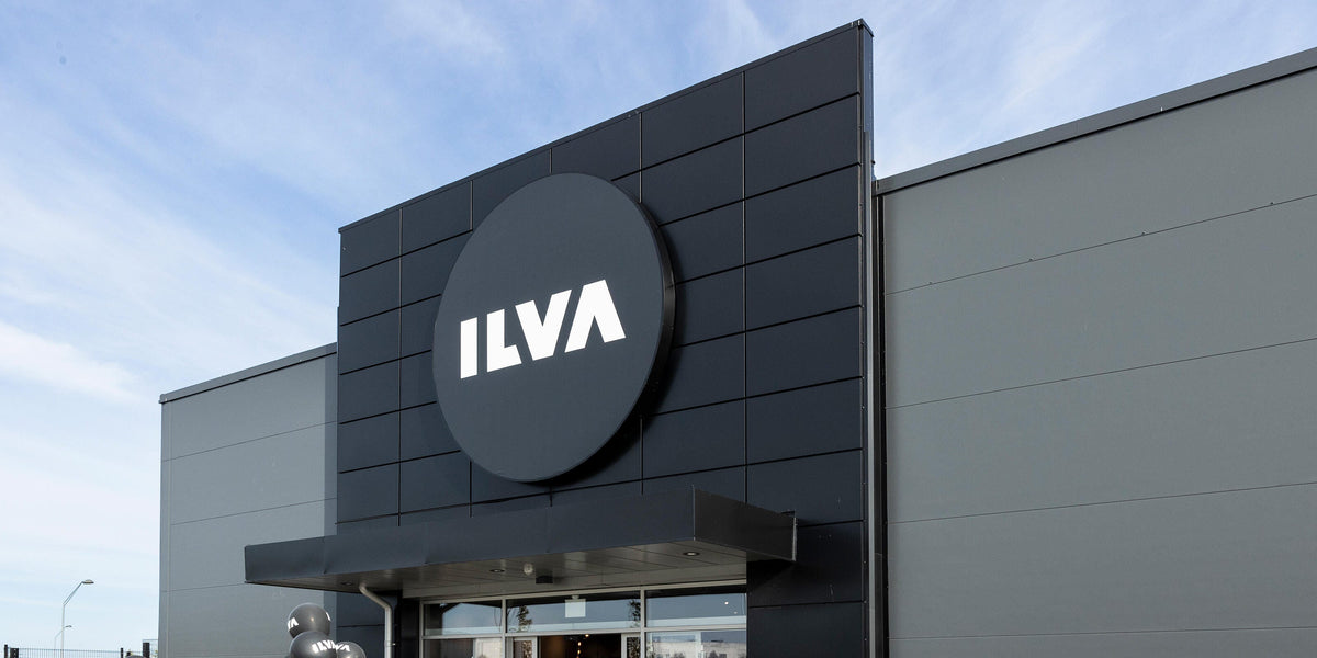 ILVA-butik facade med stort rundt logo over indgangen, balloner og skiltning for grand opening.