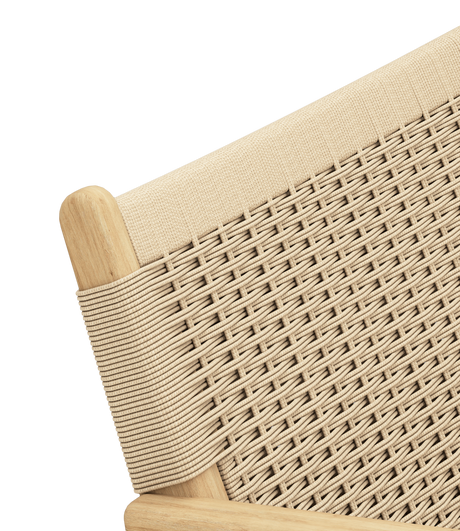 Nærbillede af beige vævet snorryg på stol med lys træramme i diagonal vinkel.