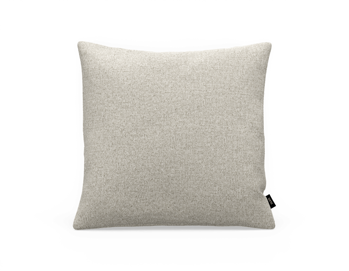 Beige kvadratisk pyntepude med strikket tekstur, frilagt på hvid baggrund.