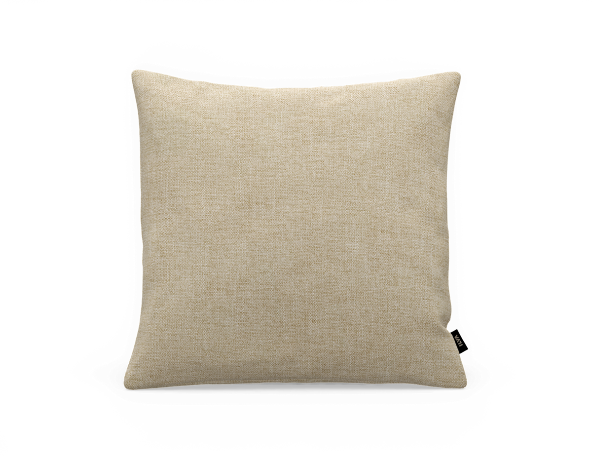 Beige kvadratisk pude i vævet stof på hvid baggrund.