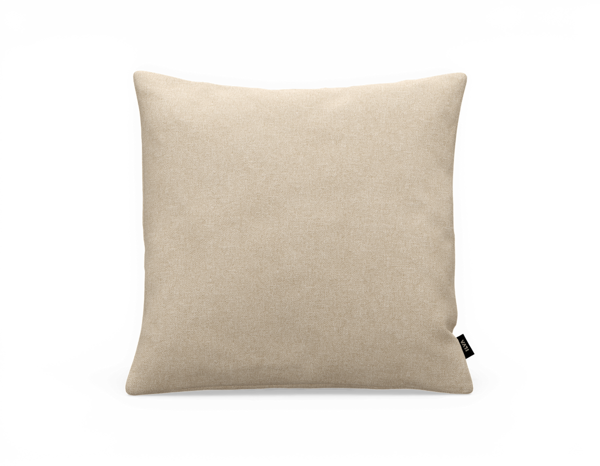 Beige kvadratisk pyntepude mod hvid baggrund.
