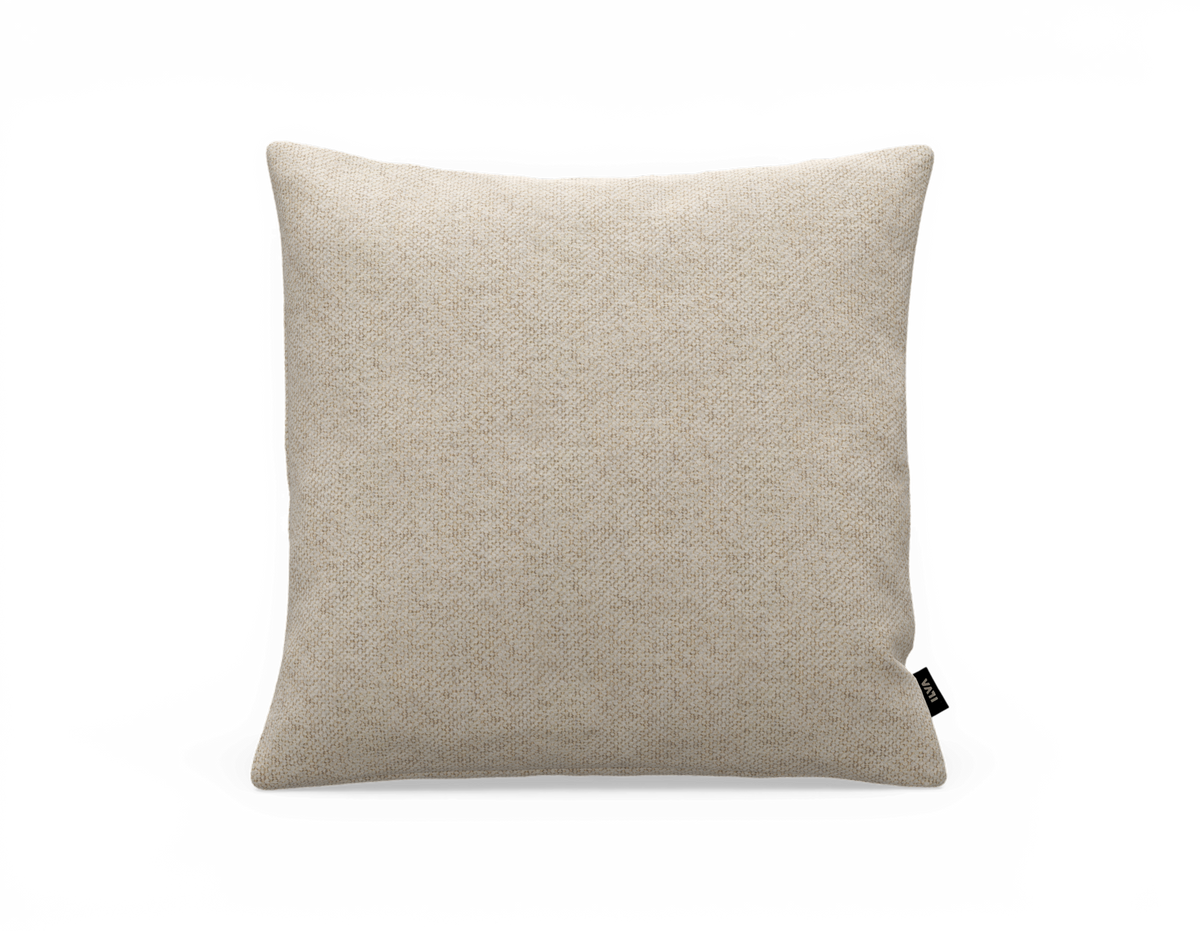 Beige kvadratisk pude i tekstureret stof, frilagt mod transparent baggrund.