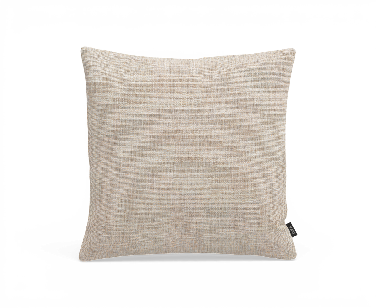 Beige kvadratisk pyntepude i struktureret stof, frontvisning.
