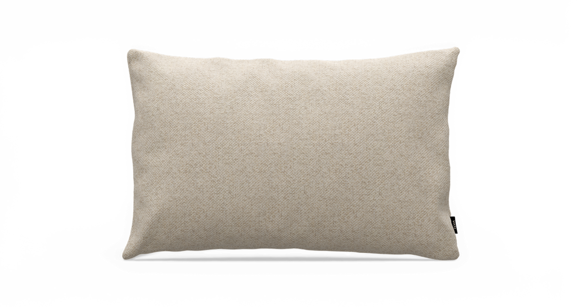 Beige rektangulær pude med let meleret tekstur på hvid baggrund.