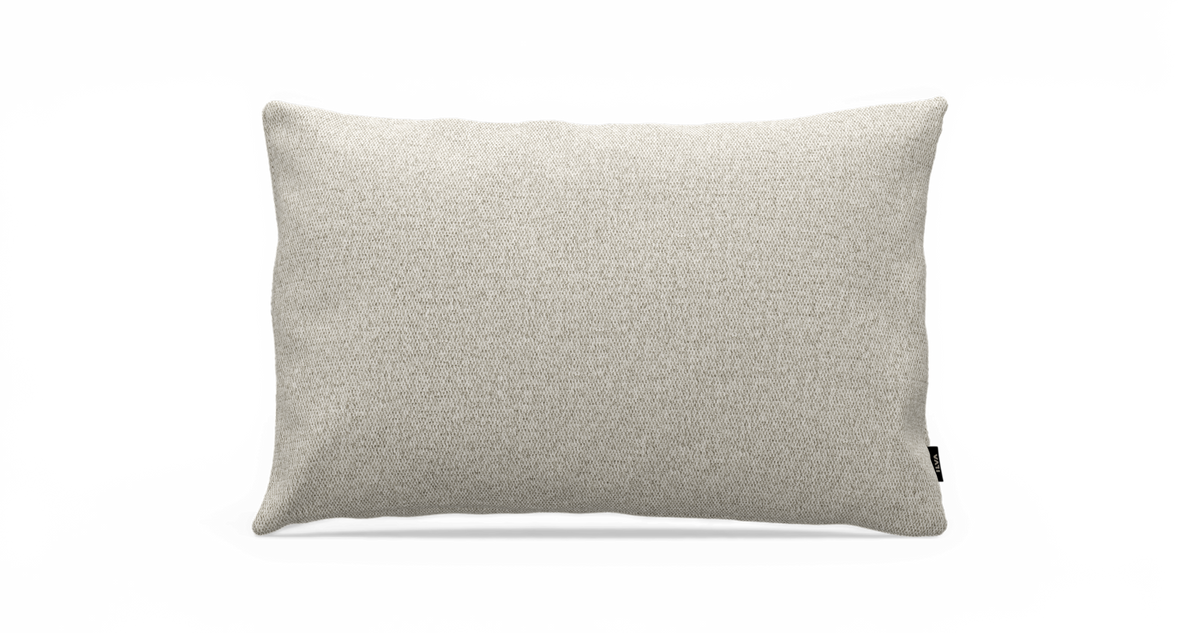 Beige rektangulær pude med vævet struktur på hvid baggrund.