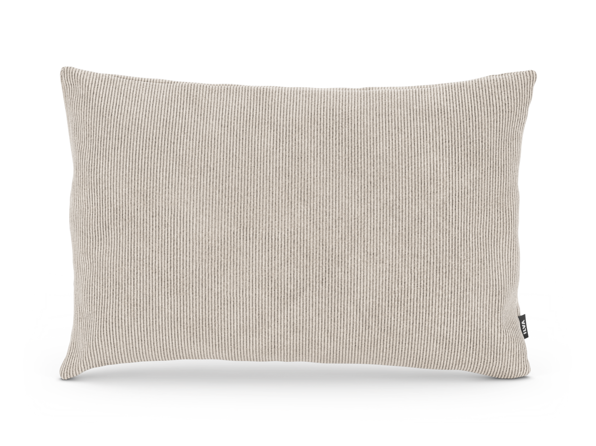 Beige, rillet pyntepude i rektangulær form, frilagt på hvid baggrund.