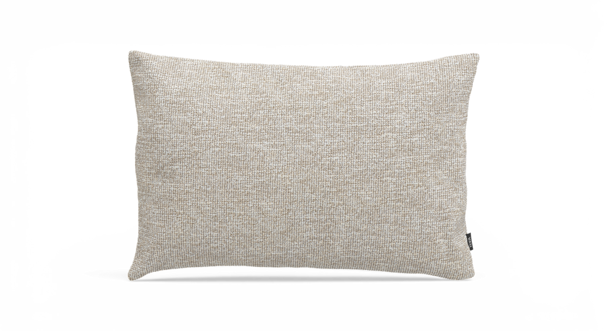 Beige kvadratisk pyntepude i strukturvævet stof på hvid baggrund.
