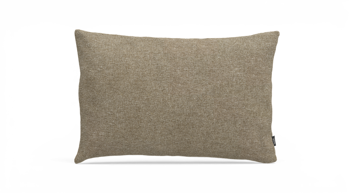 Beige kvadratisk pyntepude med meleret stoftekstur, fritlagt på hvid baggrund.