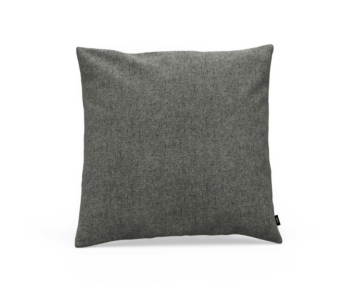 Grå kvadratisk pyntepude i tekstil med enkelt, stilrent design.