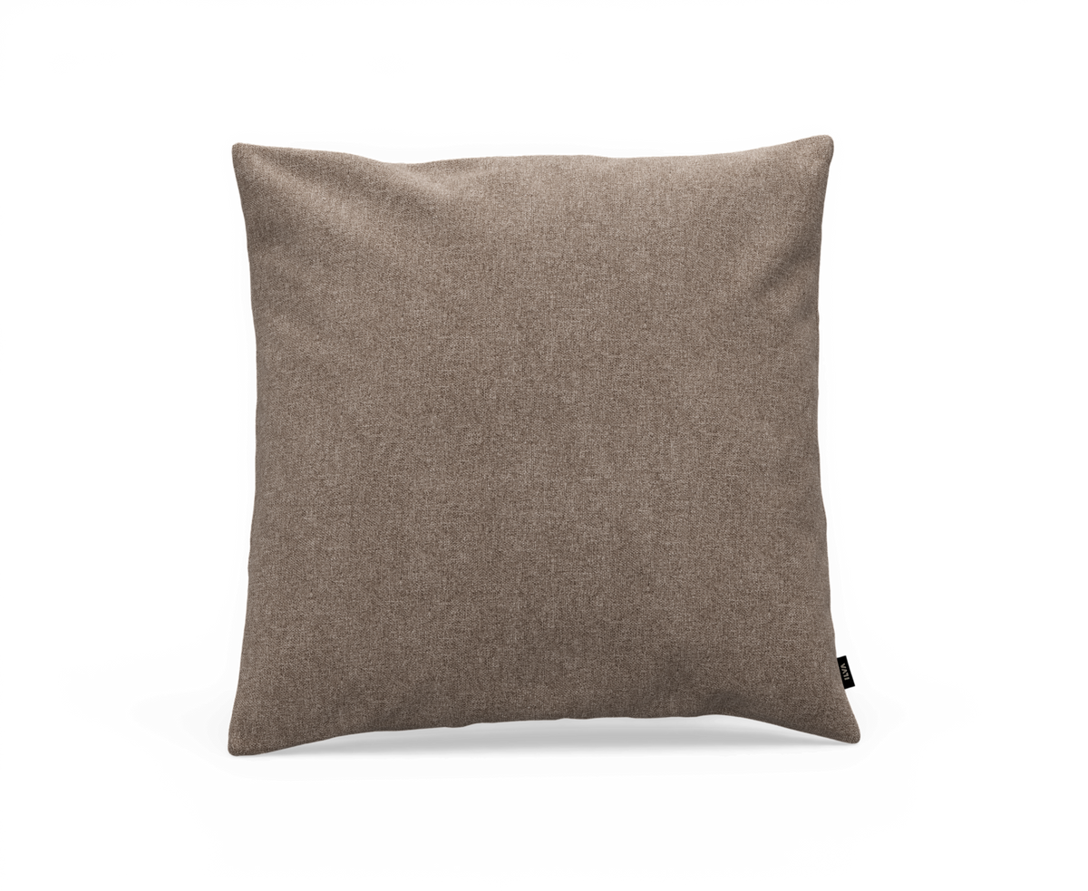 Brun-beige kvadratisk pyntepude i tekstil på hvid baggrund.
