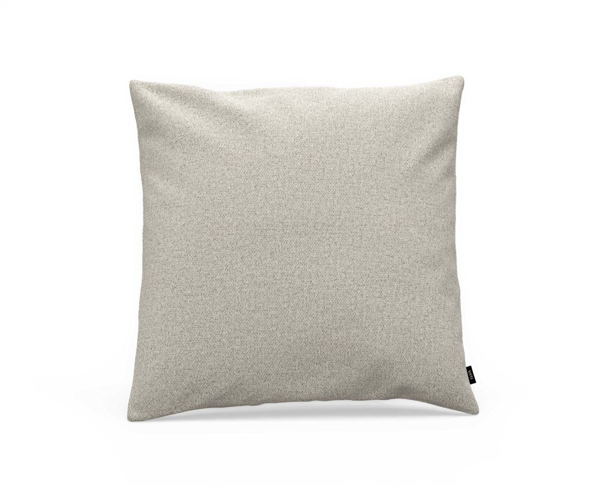 Beige kvadratisk pyntepude i stof, frilagt mod hvid baggrund.