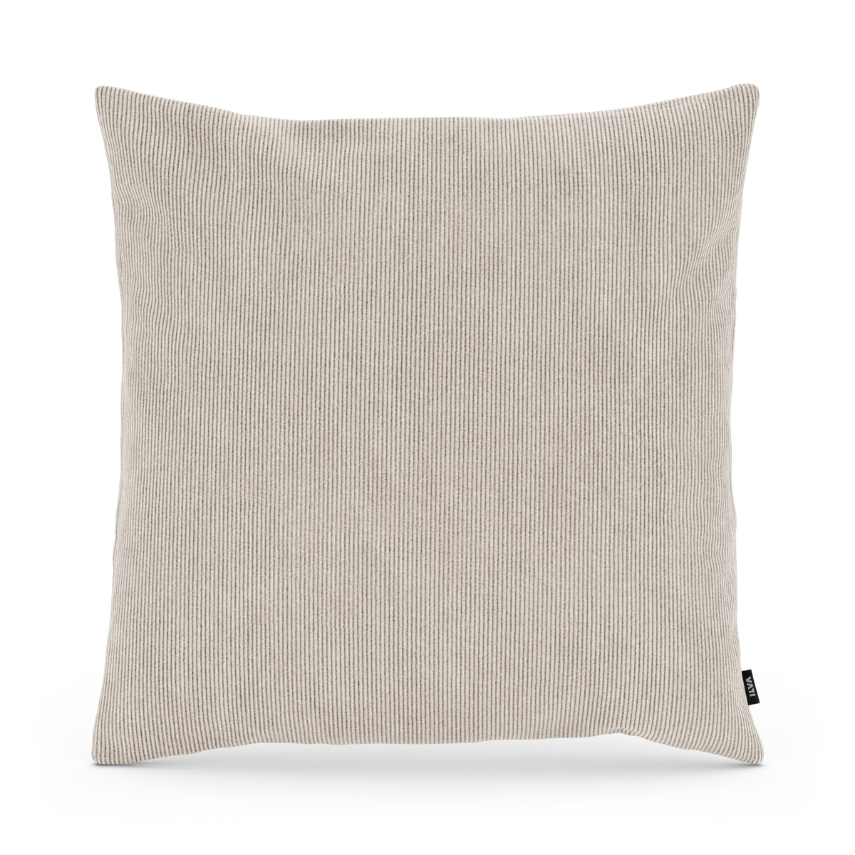 Beige ribbet pyntepude på hvid baggrund.