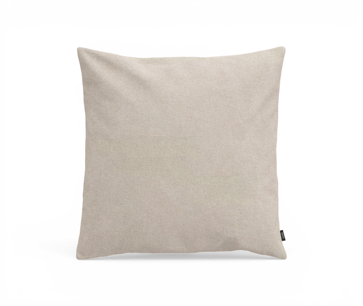 Beige firkantet pyntepude isoleret mod hvid baggrund.
