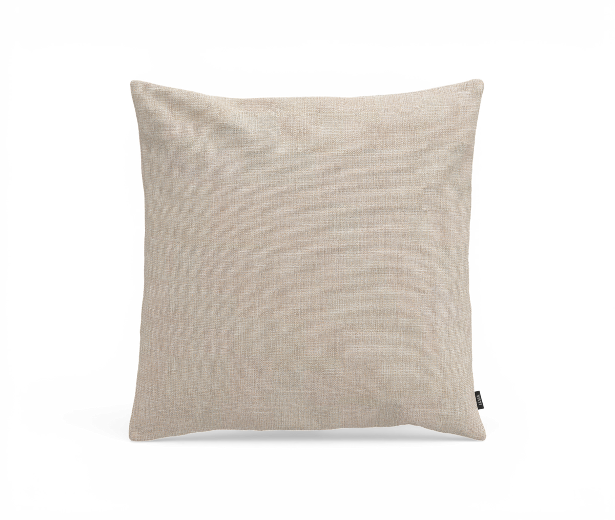Beige kvadratisk pyntepude med fin vævet struktur, frilagt på hvid baggrund.
