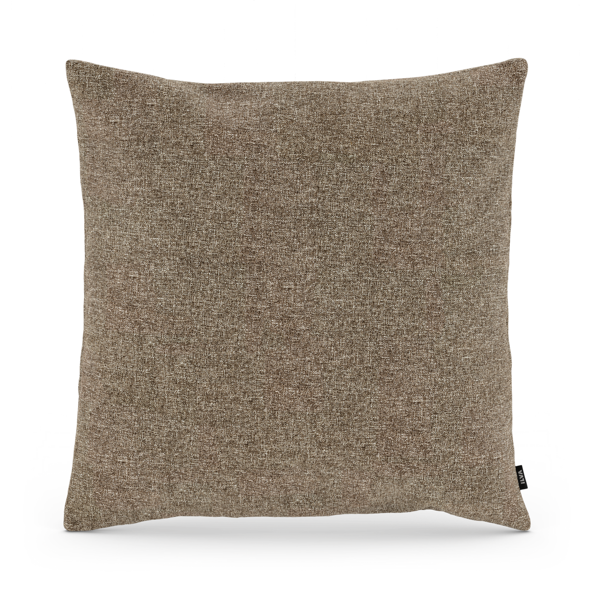 Kvadratisk beige/brun pude i tekstureret stof på hvid baggrund.