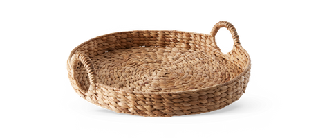 Rund flettet bakke i naturmateriale med to håndtag, frilagt på hvid baggrund.