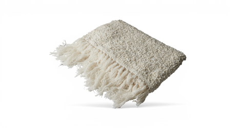 Foldet, cremefarvet plaid med tekstureret bouclé og lange frynser.