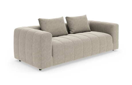 Beige stofsofa med afrundede armlæn og to løse ryghynder på hvid studiobaggrund.