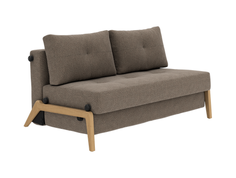 Taupe stofsofa med træben og to rygpuder, frilagt på hvid baggrund.