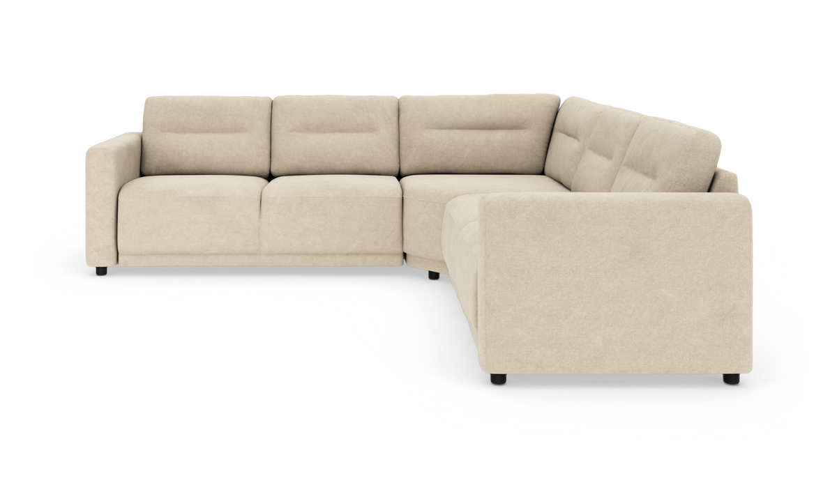 Beige L‑formet modulsofa i stof, vist i studie på hvid baggrund med en let frontvinkel.