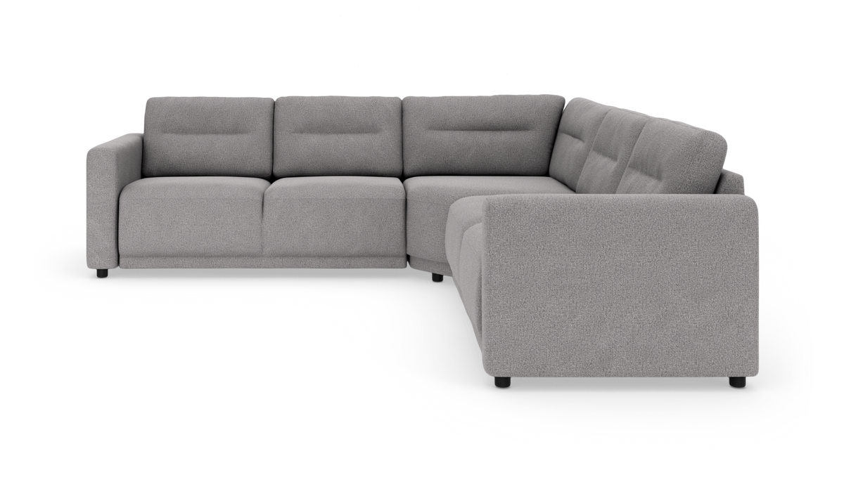 Lysegrå 5-personers hjørnesofa i stof, moderne design med lave runde ben.
