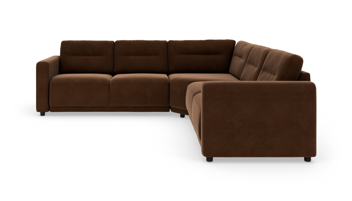 Brun L‑formet modulsofa med lave sorte ben og bløde ryghynder, frilagt på hvid baggrund.