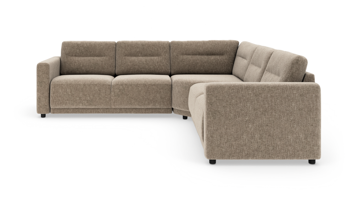 Beige L-formet modulsofa i tekstil med brede armlæn og lave sorte ben, frilagt på hvid baggrund.
