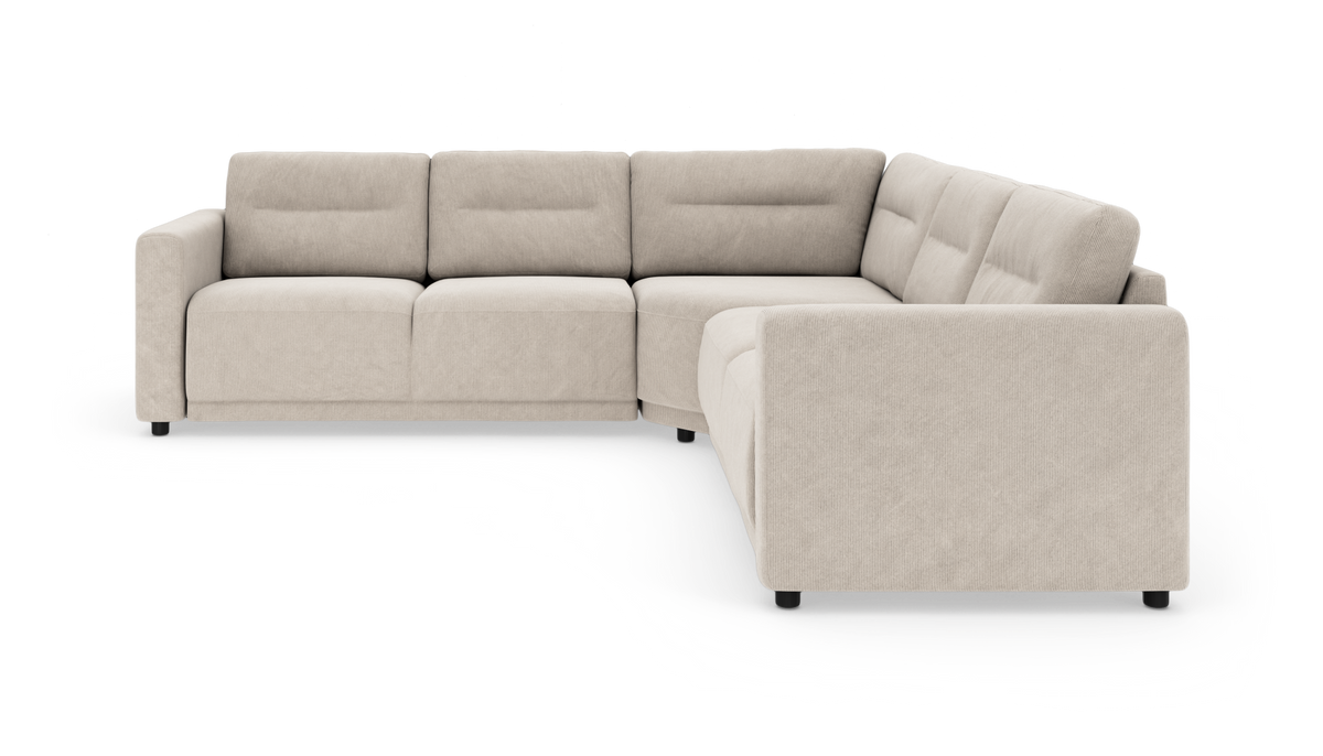 L‑formet beige hjørnesofa med brede armlæn, tuftede rygpuder og lave sorte ben, fotograferet i studie.