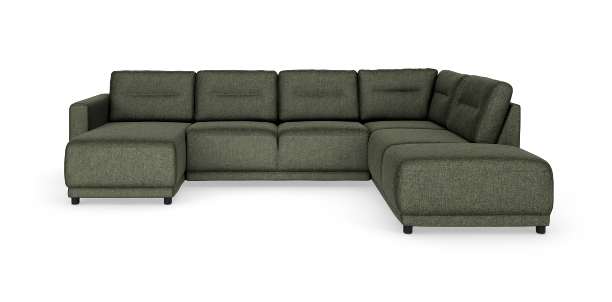 Modulær L‑sofa i olivgrønt stof med chaiselong til venstre og afrundede hjørner, fotograferet forfra i studie.