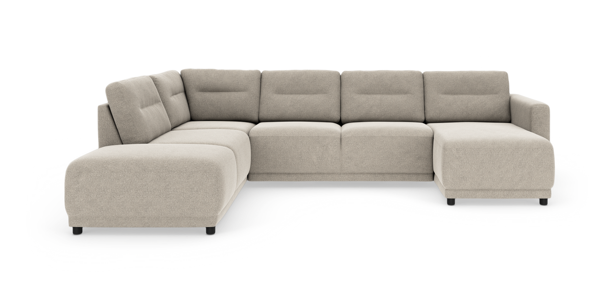 Beige modulsofa i U‑form med højre chaiselong, bløde ryg- og siddeflader samt lave sorte ben på hvid baggrund.