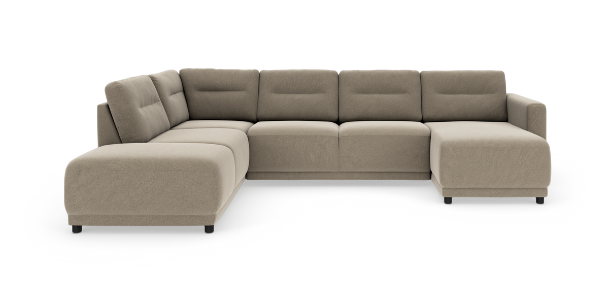 Beige hjørnesofa med chaiselong til højre på hvid baggrund.