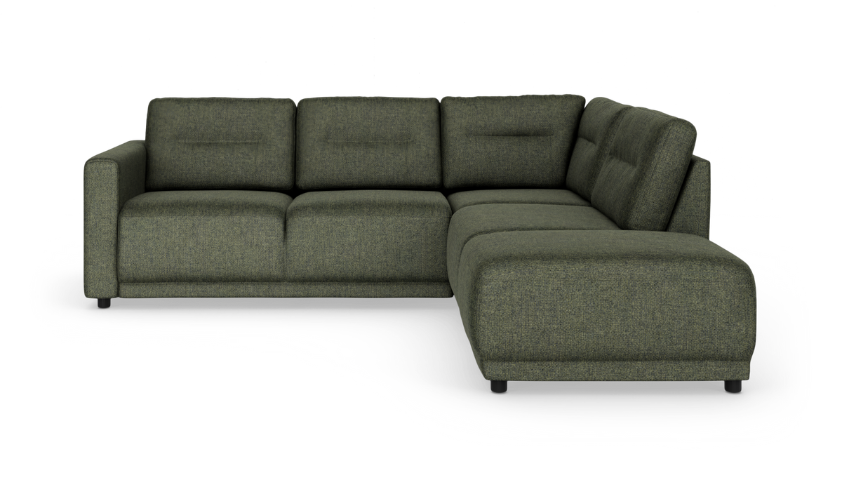 Modulsofa i hjørne, grøn stofbetræk med chaiselong til højre på hvid baggrund.