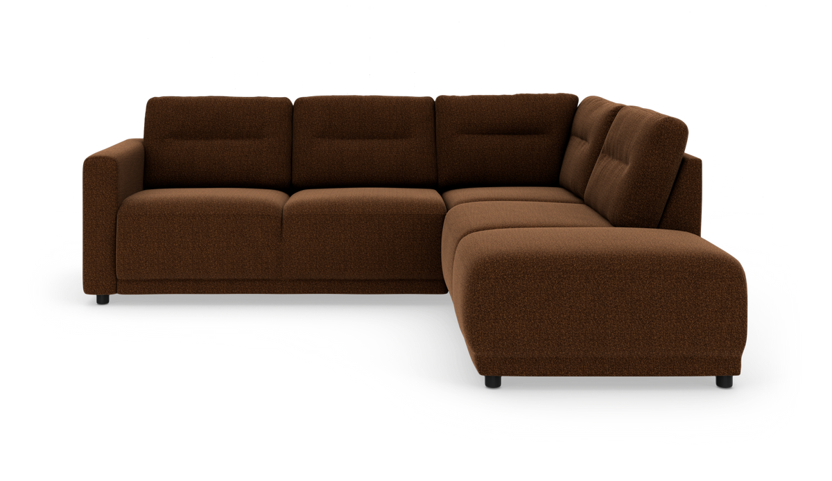 Brun L-formet hjørnesofa med chaiselong til højre, stofbetræk og lave sorte ben.