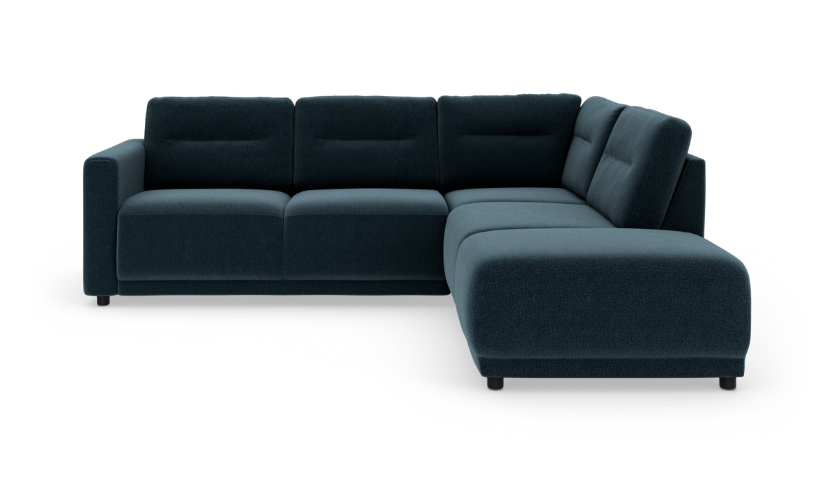 Modulsofa i mørkeblåt stof med chaiselong til højre, frilagt på hvid baggrund.