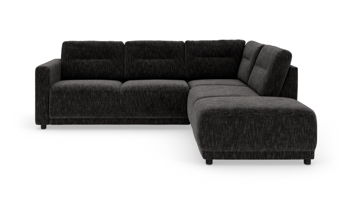 Mørkegrå L-sofa med chaiselong til højre, bløde ryghynder og lave ben på hvid baggrund.