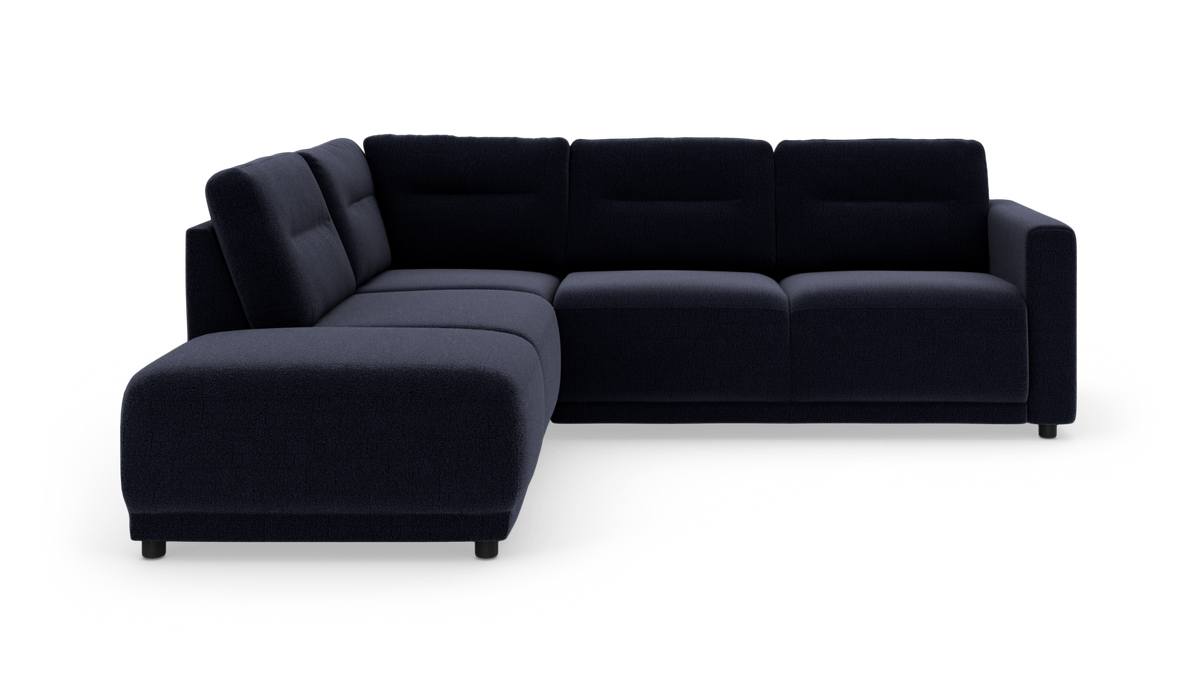 Mørkeblå L‑sofa med chaiselong til venstre, modulær hjørnesofa i stof, frilagt på hvid baggrund.