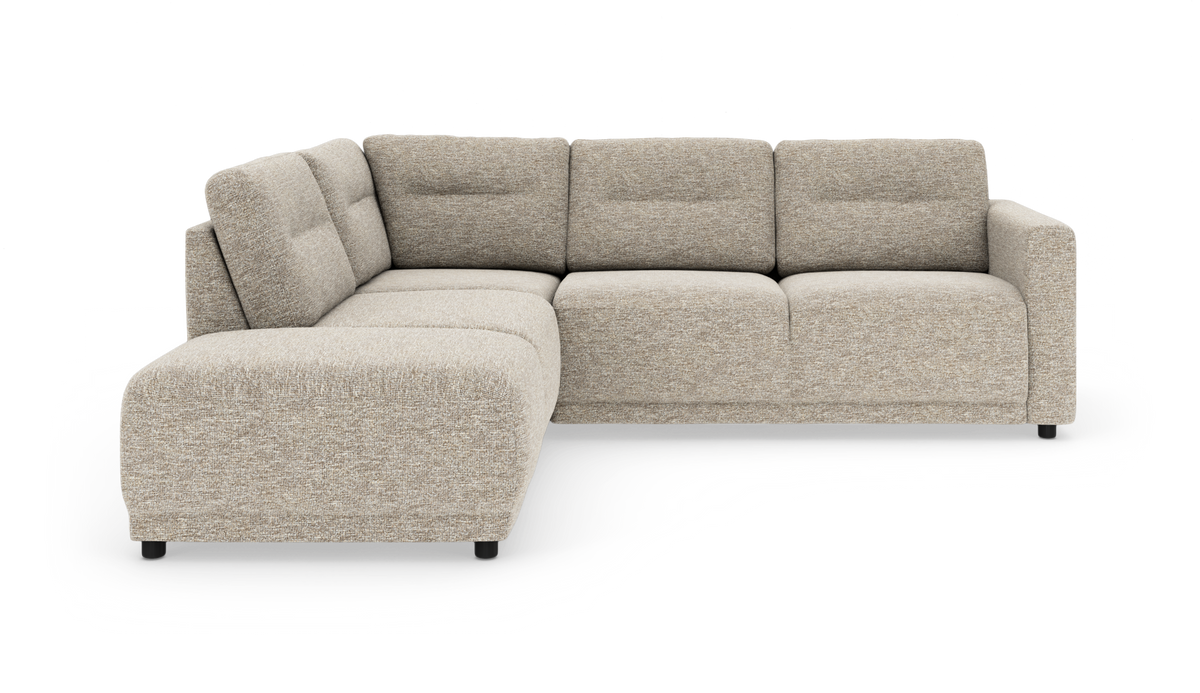 Beige L-formet modulsofa med tykke sædehynder og lave sorte ben, fotograferet i studie mod hvid baggrund.