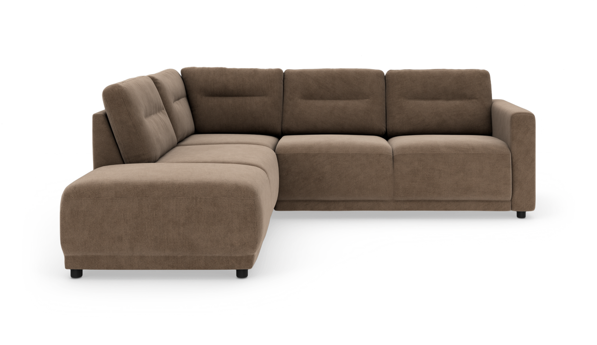 Brun hjørnesofa i stof med chaiselong til venstre, moderne design, fritlagt på hvid baggrund.