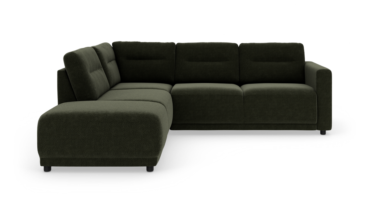 Mørkegrøn L‑formet hjørnesofa med venstre chaiselong i stof, frilagt på hvid baggrund.