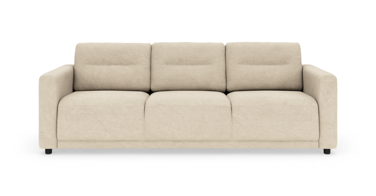 Beige tresæders sofa med bløde, dybe hynder set forfra på hvid baggrund.