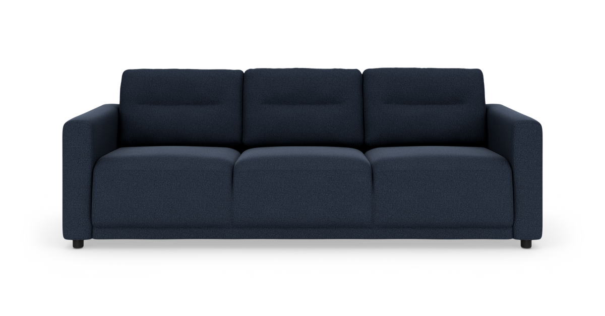 Mørkeblå 3-personers sofa med kraftige puder og lige armlæn, frilagt på hvid baggrund.