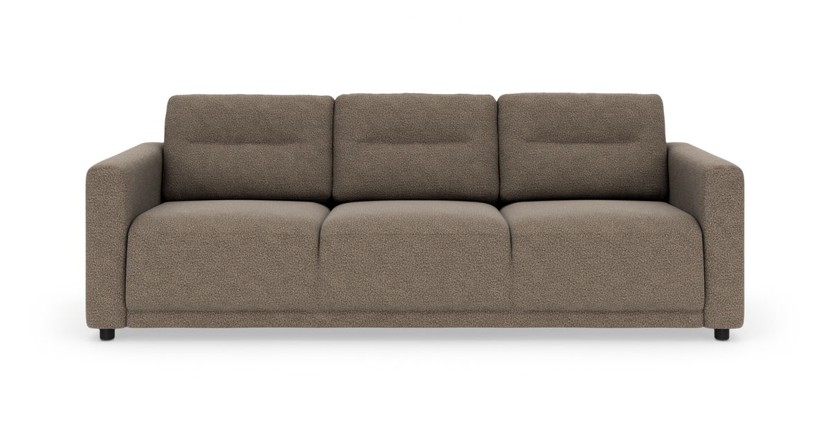 Brun 3-personers sofa med blød, rundet form og lave sorte ben, frilagt på hvid baggrund.