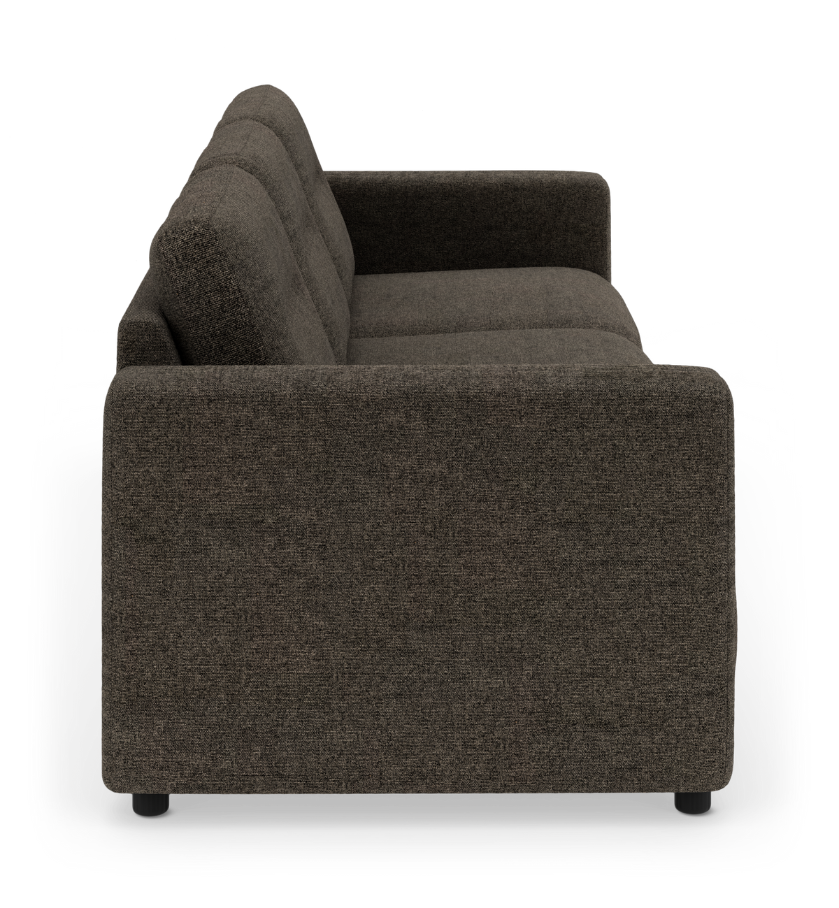 Mørkebrun stofsofa set fra siden, frilagt på hvid baggrund.