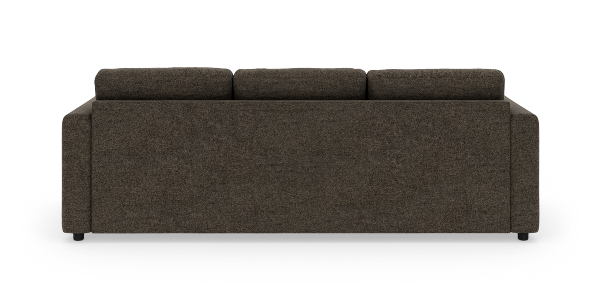 Mørkebrun, moderne tresædet sofa med tre ryghynder set lige bagfra på hvid baggrund.
