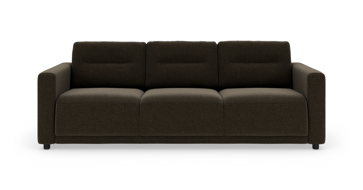 Mørkebrun 3-personers sofa med kraftige hynder og rette armlæn, fritlagt på hvid baggrund.