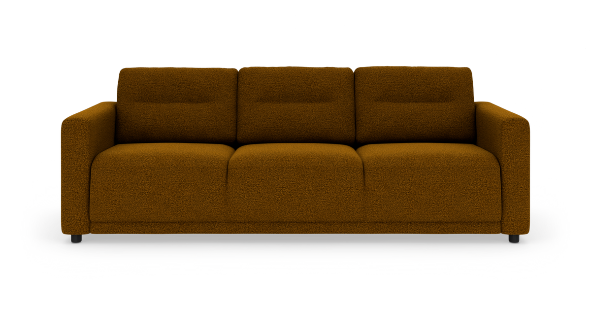 Tremands-sofa i sennepsbrun bouclé med brede armlæn, frontvisning på hvid baggrund.