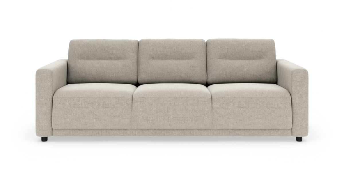 Beige 3-personers sofa i stof med brede armlæn og bløde, dybe sædehynder, fritlagt mod hvid baggrund.
