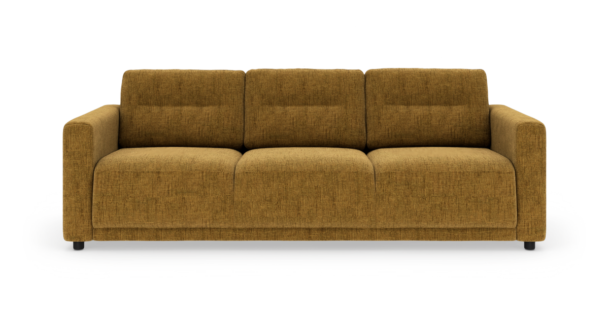 Mustardgul trepersoners sofa med brede armlæn og tekstilbetræk, frontvisning på hvid baggrund.