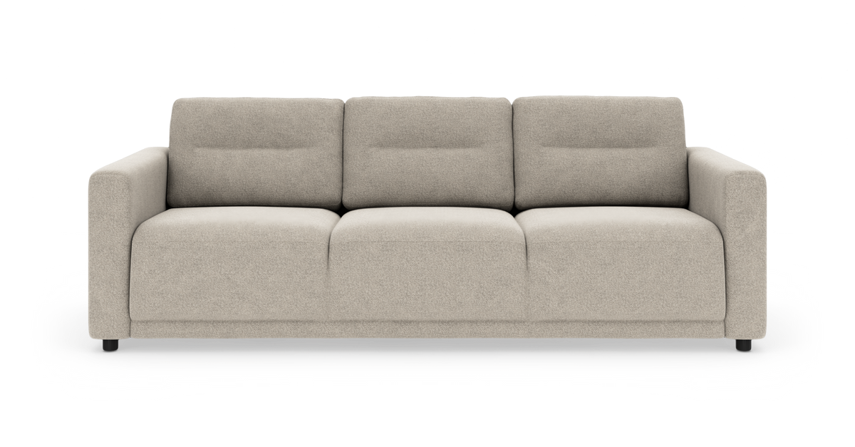 Beige 3-personers sofa med brede armlæn og bløde, bokssyede ryg- og sædepuder, fritstående mod hvid baggrund.