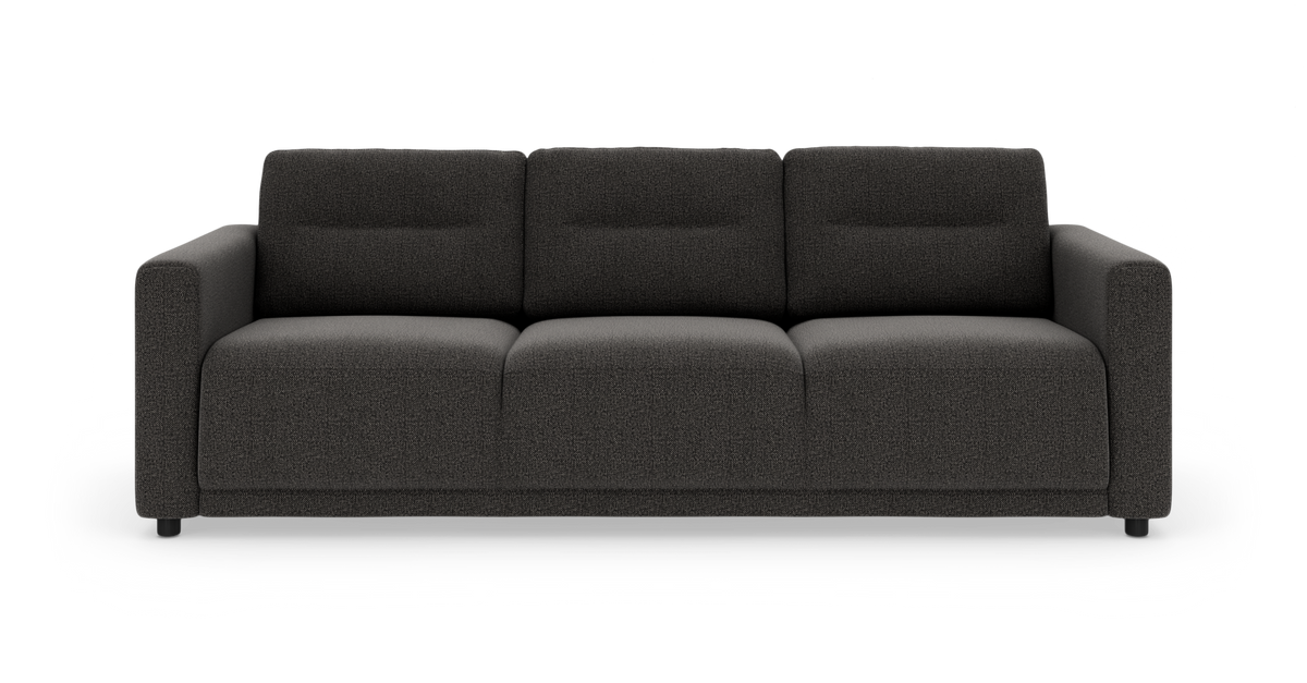 Mørkegrå tresæders sofa med brede armlæn og tykke sædehynder, frilagt på hvid baggrund.